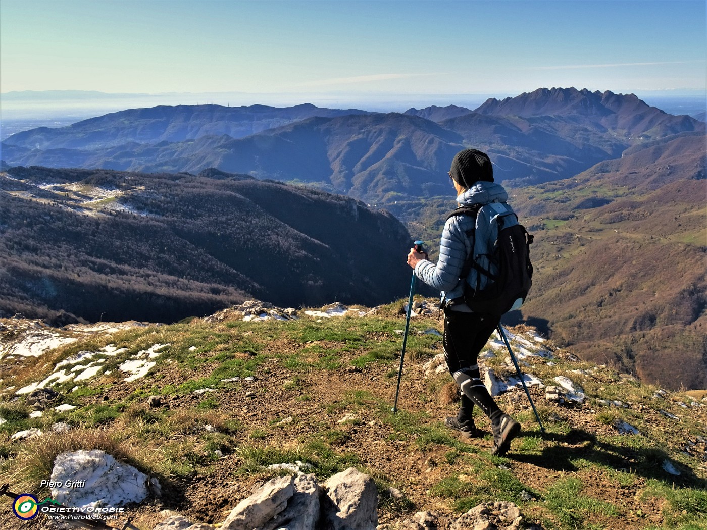 58 Scendiamo con bella vista in Val Taleggio e Resegone.JPG